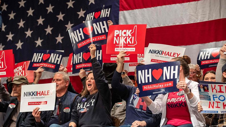 Kannattajat hurraavat republikaanien presidenttiehdokkuutta tavoittelevalle Nikki Haleylle Exeterissä, New Hampshiressä, 21. tammikuuta 2024.