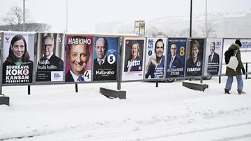 LK 220124 Presidentinvaalien vaalimainoksia Hakaniemessä Helsingissä 18. tammikuuta 2024.