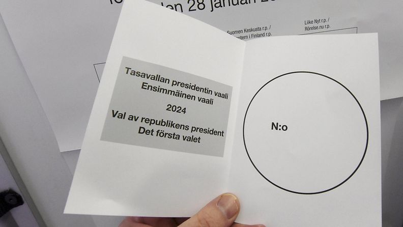 Presidentinvaalien ensimmäisen kierroksen ennakkoäänestys Koivukylän kirjastossa Vantaalla 17. tammikuuta 2024.