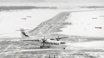 LK 220124 Finnairin ATR 72-500 -matkustajakone Helsinki-Vantaan lentokentällä keskiviikkona 13. tammikuuta 2021.