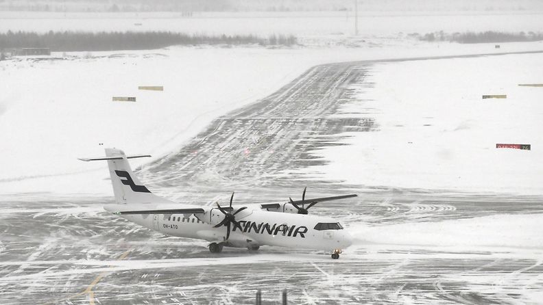 LK 220124 Finnairin ATR 72-500 -matkustajakone Helsinki-Vantaan lentokentällä keskiviikkona 13. tammikuuta 2021.