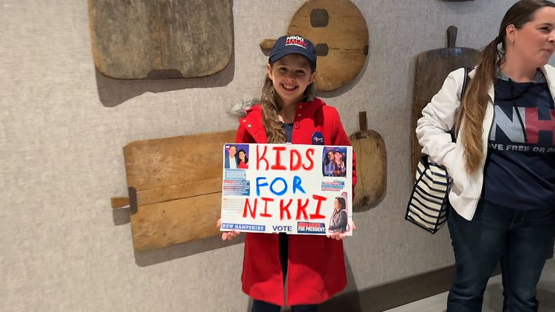 10-vuotias Hannah Kesselring tukee Nikki Haleyta republikaanien presidenttiehdokkaaksi, koska haluaa nähdä naisen presidenttinä. Republikaanien esivaalit New Hampshiressä 23.1.2024.