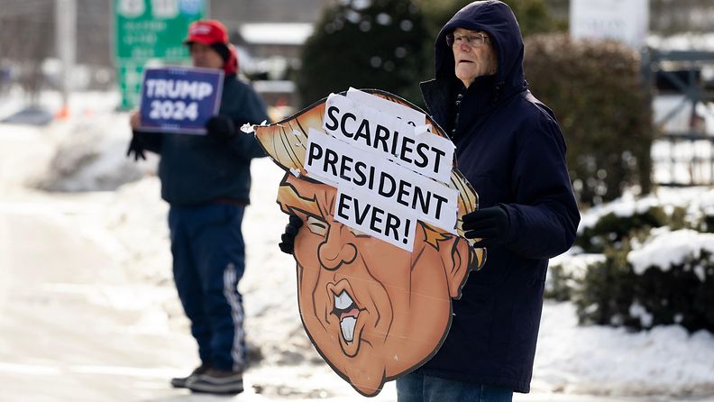 Donald Trumpin vastustaja ja kannattaja Laconiassa, New Hampshiressä ennen republikaanien esivaaleja 22. tammikuuta 2024.