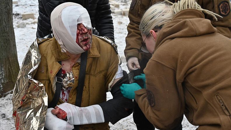 Ensiaputyöntekijä auttoi ohjusiskussa haavoittunutta Harkovassa 23. tammikuuta 2024.