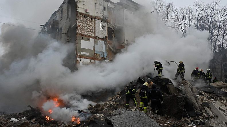 Pelastustyöntekijät sammuttivat tulipaloa ohjusiskun jälkeen 23. tammikuuta 2024.