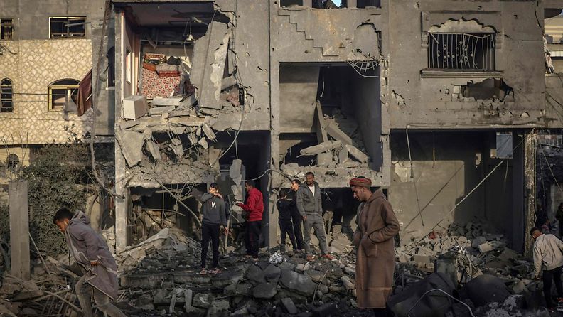 Palestiinalaisia seisomassa sortuneen moskeijan keskellä Rafahissa 24. tammikuuta 2024.