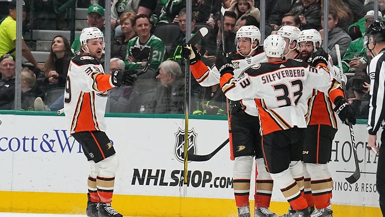 Anaheim Ducks celebrate Urho Vaakainen's first NHL goal against the Dallas Stars (Photo by Glenn James, NHLI via Getty Images)