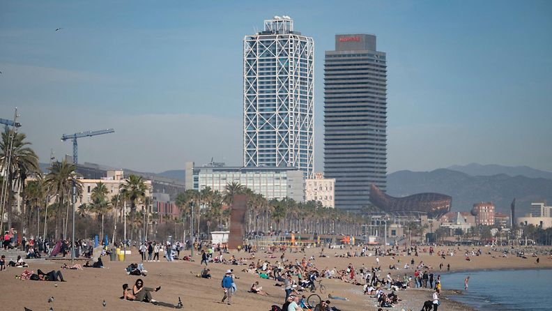 LK 26.1.2024 Ihmiset ottavat aurinkoa San Sebastianin rannalla Barcelonassa 26. tammikuuta 2024, kun Espanjassa mitattiin noin 30 asteen lämpötiloja.