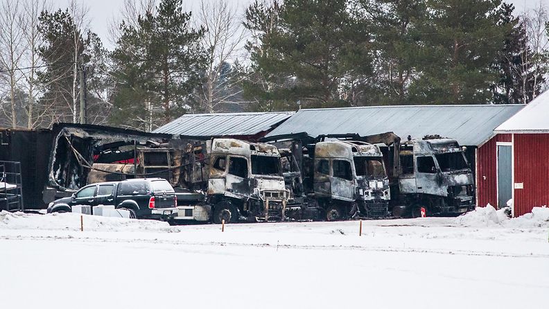 Kuorma-autot tuhoutuivat tulipalossa Hankasalmella 28.1.
