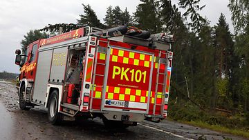 Myrskyn jäliä siivotaan Kuopiotiellä elokuussa 2022.