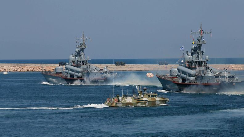 Venäjän ohjusveneet Naberezhnye Chelny ja Ivanovets laivaston paraatissa Mustallamerellä vuonna 2019.