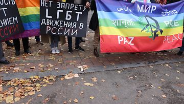 Aktivistit pitelivät sateenkaarilippuja Venäjän suurlähetystön edessä Belgradissa, Serbiassa joulukuussa 2023. Protestoivat vastustivat Venäjän korkeimman oikeuden päätöstä kieltää LGBT-liike.