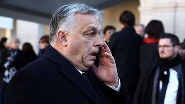 Viktor Orban saapui Pariisiin tapaamaan EU-komission presidenttiä Jacques Delorsia 5. tammikuuta 2024.