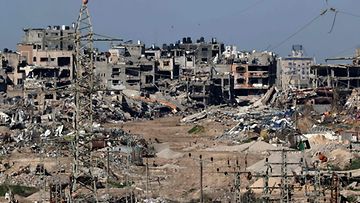 Israelin puolelta otettu kuva näyttää tuhoutuneita rakennuksia Gazan kaistalla 1. helmikuuta 2024.