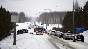 Lk 3.1.2024 Lapinlahden Mäntylahdella kuoli aamulla 3. helmikuuta 2024 kolme ihmistä pakettiauton ja henkilöauton nokkakolarissa. Kolari tapahtui puoli seitsemän jälkeen aamulla Kuopiontiellä kahdeksan kilometriä ennen Lapinlahtea. 1