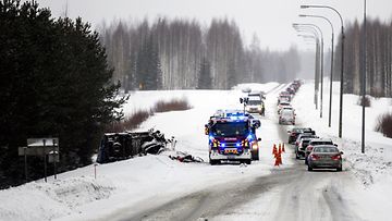 LK 3.2.2024 Lapinlahden Mäntylahdella kuoli aamulla 3. helmikuuta 2024 kolme ihmistä pakettiauton ja henkilöauton nokkakolarissa. Kolari tapahtui puoli seitsemän jälkeen aamulla Kuopiontiellä kahdeksan kilometriä ennen Lapinlahtea.