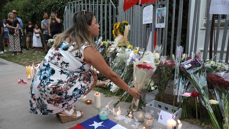 AOP chileläiset jättävät kukkia Chilen entisen presidentin Sebastian Pineran talolle