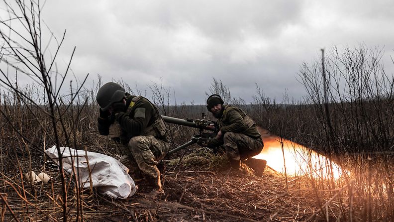Ukrainan sotilaat ampuvat SPG-9 -kranaatinheittimellä Bahmutin suuntaan, jossa taistelut jatkuvat Donetskissa 4. helmikuuta 2024.