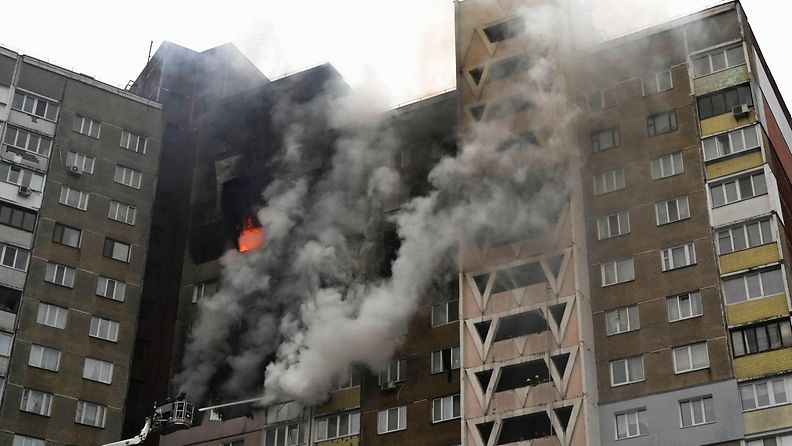 Pelastustyöntekijät sammuttivat tulipaloa asuintalossa Kiovassa Venäjän tehtyä ilmaiskuja kaupunkiin 7. helmikuuta 2024.