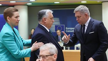 Tanskan pääministeri Mette Frederiksen, Unkarin pääministeri Viktor Orban ja Slovakian pääministeri Robert Fico Eurooppa-neuvoston kokouksessa Brysselissä 1. helmikuuta 2024.