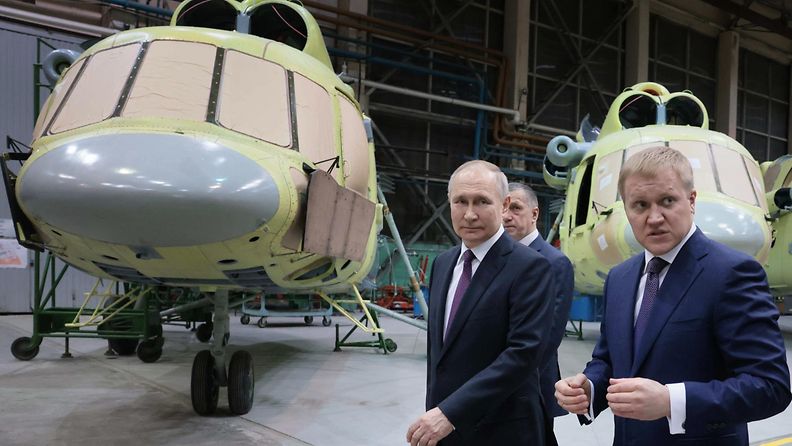 Vladimir Putin vieraili Ulan-Uden ilmailutehtaalla maaliskuussa 2023.