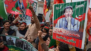 Entisen pääministerin Imran Khanin kannattajat ja aktivistit vaativat tämän vapauttamistaan Peshawarissa 28. tammikuuta 2024.
