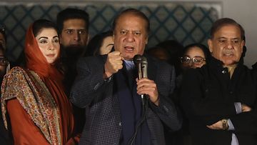 New Content ItemNawaz Sharif (C), entinen pääministeri ja Pakistanin muslimiliiton Nawazin (PMLN) johtaja, seisoo tyttärensä Maryam Nawazin ja veljensä, entisen pääministerin Shehbaz Sharifin vieressä.