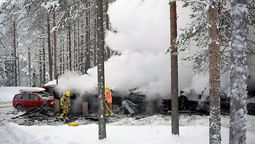 Pelastuslaitos sammutti Silver Fox -hostellin tulipaloa Äkäslompolossa Kolarissa 13. helmikuuta 2024. 