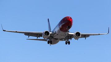 Kuvassa laskeutumassa Norwegian -lentoyhtiön Boeing 737-800.