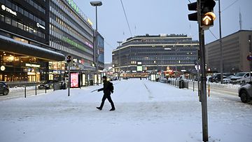 Lumen peittämät raitiovaunukiskot ja raitiovaunupysäkki Kaivokadulla Helsingissä keskiviikkona 14. helmikuuta 2024. 