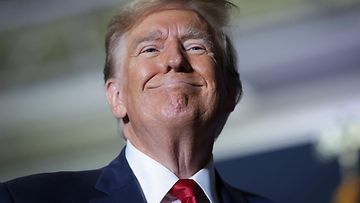 Presidenttiehdokas Donald Trump hymyili kannattajilleen kampanjatilaisuudessaan North Charlestonissa 14. helmikuuta 2024.