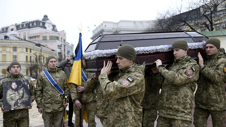 Varusmiehet kantoivat rintamalla kaatuneen saksalaisen lääkintämiehen Diana Wagnerin arkkua Kiovassa, Ukrainassa, 14. helmikuuta 2023.