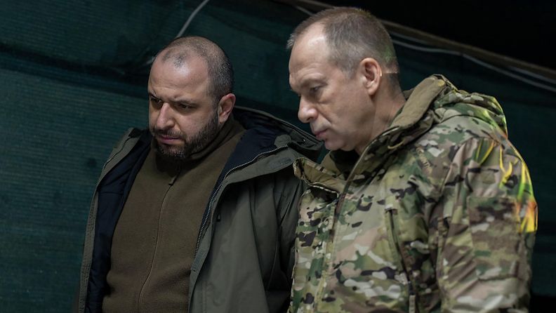 Ukrainan puolustusministeri Rustem Umerov ja asevoimien uusi komentaja Oleksandr Syrskyi vierailivat rintamalla lähellä Avdijivkaa 14. helmikuuta 2024.