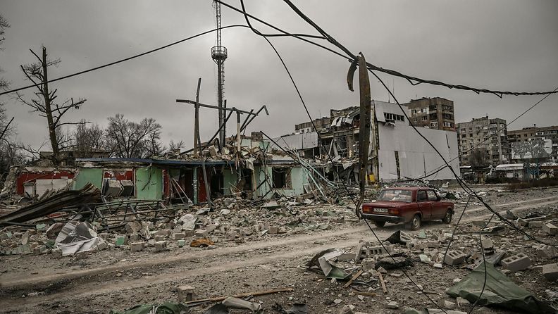 Auto ajoi taisteluissa tuhoutuneen alueen läpi Avdijivkassa, Ukrainassa, 18. maaliskuuta 2023.