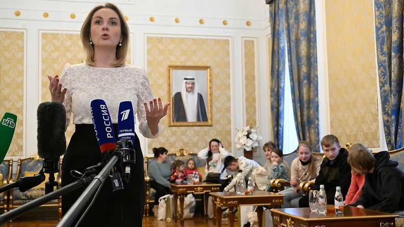 Venäjän lapsiasiainvaltuutettu Maria Lvova-Belova puhui medialle Qatarin suurlähetystöllä Moskovassa 19. helmikuuta 2024. Taustalla ukrainalaisia lapsia, jotka ollaan lähettämässä takaisin Ukrainaan.