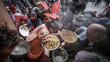 Palestiinalaisia kerääntyi hakemaan ruokaa Rafahissa, Gazassa, 19. helmikuuta 2024.