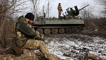 Ukrainan 93. mekanisoidun prikaatin tykkimiehet tarkkailivat taivaanrantaa Bahmutin lähistöllä Ukrainassa 20. helmikuuta 2024.