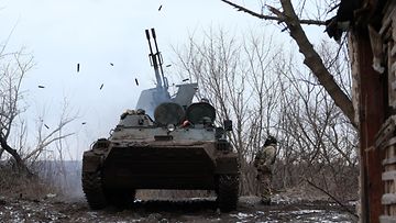 Ukrainan 93. mekanisoidun prikaatin tykkimiehet laukaisivat vihollisen ilma-aluksia kohti Bahmutin lähistöllä Ukrainassa 20. helmikuuta 2024.