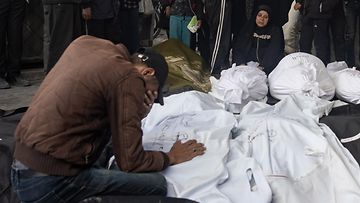 Palestiinalaiset surevat kuolleita läheisiään Rafahissa, Gazassa 21. helmikuuta 2024.