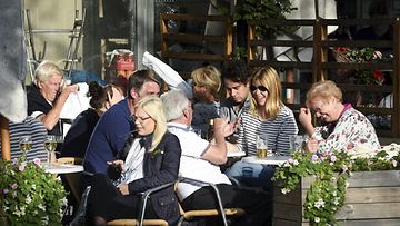  Ihmisiä ravintolan terassilla Tukholmassa syyskuussa 2017.