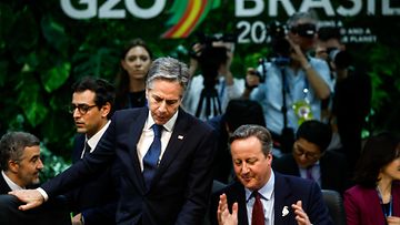 Yhdysvaltain ulkoministeri Antony Blinken ja Ison-Britannian ulkoministeri David Cameron G20-kokouksen avauskokouksessa Rio de Janeirossa, Brasiliassa, 21. helmikuuta 2024.