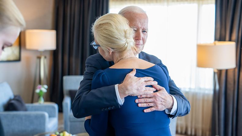 Yhdysvaltojen presidentti Joe Biden tapasi kuolleen Aleksei Navalnyin lesken Julia Navalnajan ja tyttären Dashan San Fransiscossa, Kaliforniassa, 22. helmikuuta 2024.