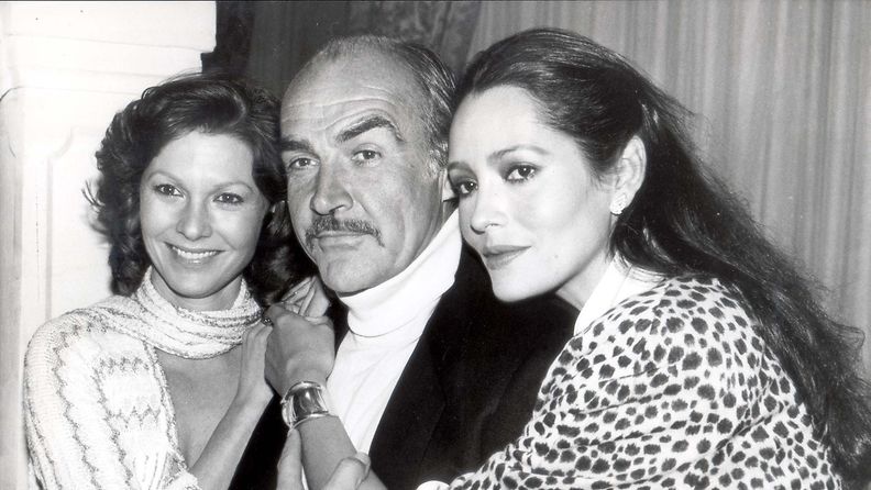 AOP Näyttelijät Sean Connery, Barbara Carrera (oik.) ja Pamela Salem vuonna 1983.