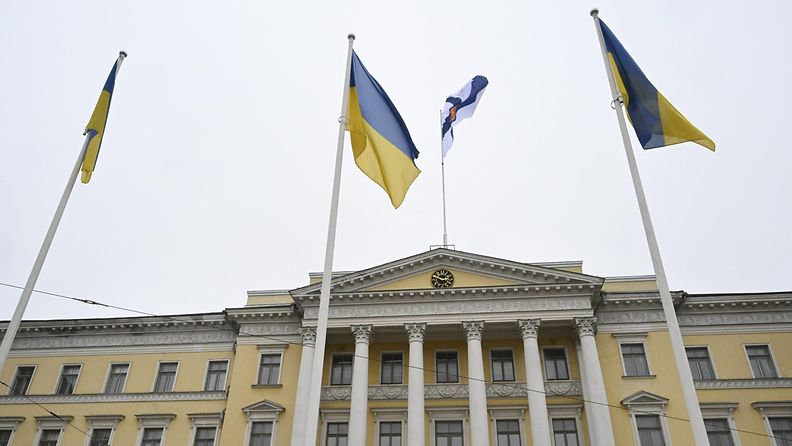 LK 24.2.2024 Valtioneuvosto osoittaa tukeaan Ukrainalle liputtamalla Suomen ja Ukrainan lipuilla Senaatintorilla Helsingissä sodan alkamisen toisena vuosipäivänä lauantaina 24. helmikuuta 2024.