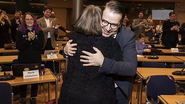 LK 25.2.2024 Vihreiden europarlamentaarikko Ville Niinistö halaa europarlamentaarikko Heidi Hautalaa Vihreiden puoluevaltuuston kokouksessa Helsingissä 17. helmikuuta 2024.