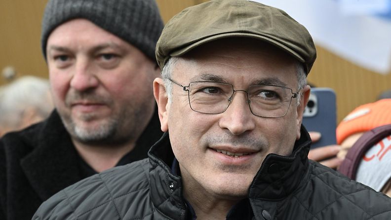 LK 25.2.2024 Venäjän entinen oligarkki Mihail Hodorkovski kutsuvieraana Kaksi vuotta täysimittaista terroria -mielenosoituksessa Helsingin Kansalaistorilla 25. helmikuuta 2024.
