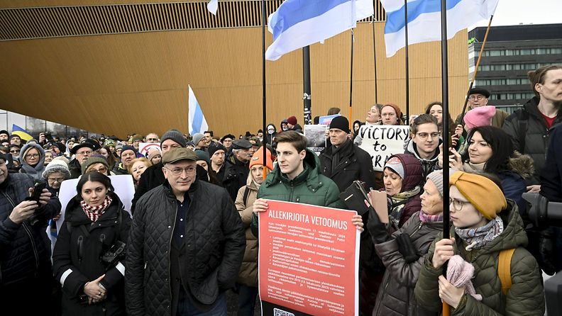 LK 25.2.2024 Venäjän entinen oligarkki Mihail Hodorkovski (2. vas.) kutsuvieraana Kaksi vuotta täysimittaista terroria -mielenosoituksessa Helsingin Kansalaistorilla 25. helmikuuta 2024.