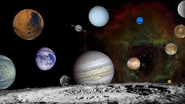 AOP Voyager-avaruusaluksen ottama kuva planeetoista ja neljästä Jupiterin kuusta. Etualalla on Maan kuu. Voyager tutki ja kartoitti Jupiteria, Saturnusta, Uranusta, Neptunusta ja monia niiden kuita.