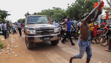 Ihmisiä osoitti mieltään vallankaappauksen tueksi Ouagadougoussa, Burkina Fasossa lokakuussa 2022.