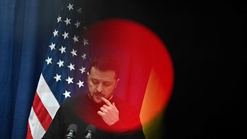LK 26.2.2024 Ukrainan presidentti Volodymyr Zelensky ja Yhdysvaltain varapresidentti Kamala Harris (ei kuvassa) pitävät yhteisen lehdistötilaisuuden Münchenin turvallisuuskonferenssissa Münchenissä Etelä-Saksassa 17. helmikuuta 2024.